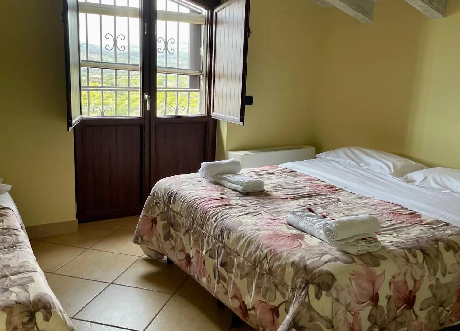 Ranch Simeto Otel Paterno  İtalya